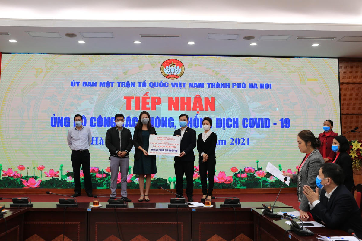 Mặt trận Hà Nội tiếp nhận ủng hộ từ các đơn vị.