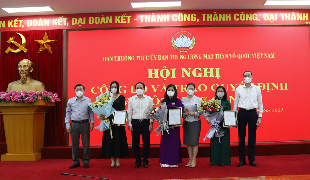 Phó Chủ tịch - Tổng Thư ký UBTƯ MTTQ Việt Nam Lê Tiến Châu cùng các Phó Chủ tịch tặng hoa chúc mừng cán bộ được bổ nhiệm.