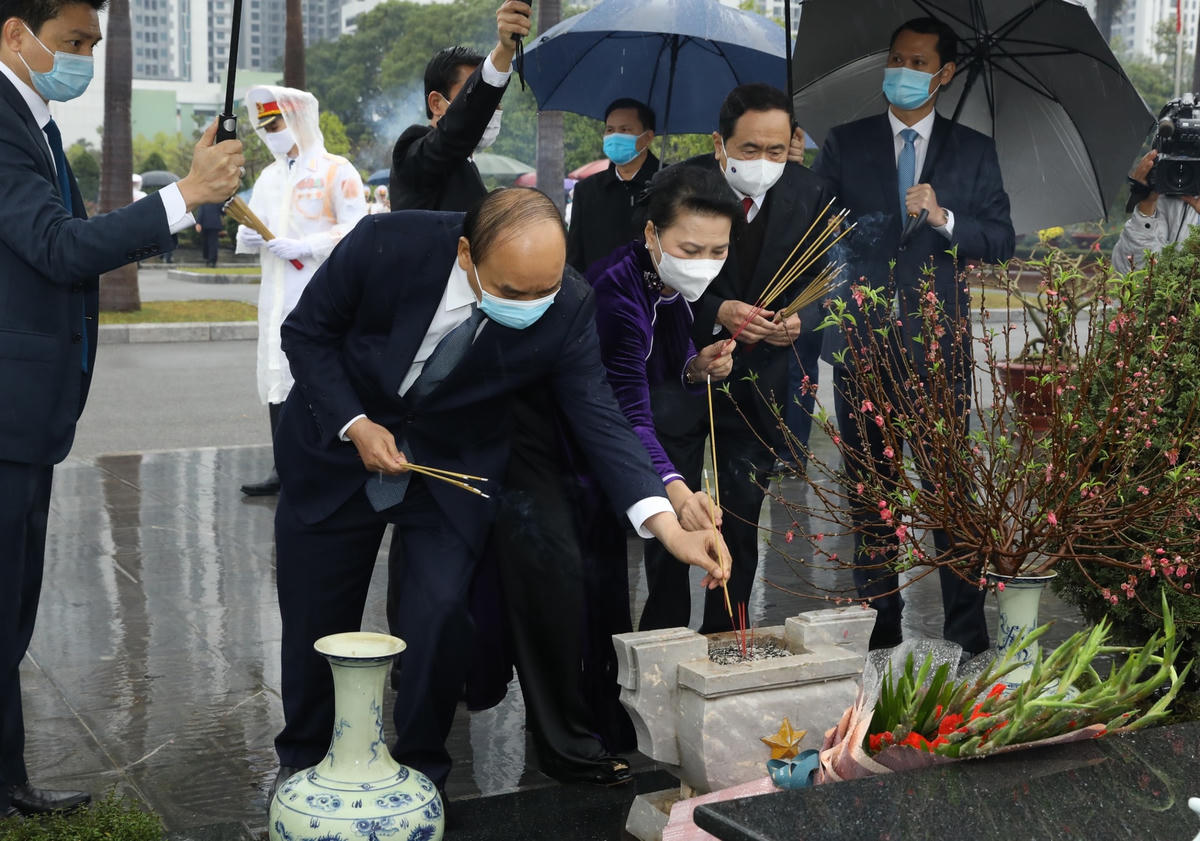 Thủ tướng Nguyễn Xuân Phúc, Chủ tịch Quốc hội Nguyễn Thị Kim Ngân, Chủ tịch Ủy ban Trung ương MTTQ Việt Nam Trần Thanh Mẫn dâng hương tưởng nhớ các vị lãnh đạo tiền bối và các liệt sĩ tại Nghĩa trang Mai Dịch. Ảnh: VGP/Nhật Bắc.