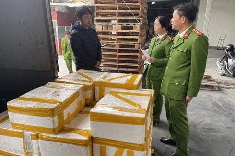 Tài xế Vũ Hồng Ngọc cùng số tang vật