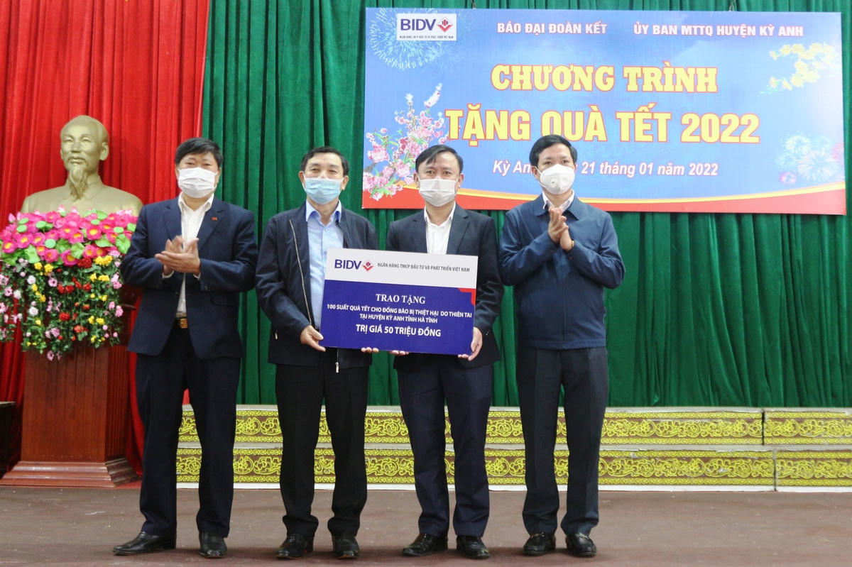 Đại diện BIDV chi nhánh Nam Hà Tĩnh trao quà cho bà con huyện Kỳ Anh.