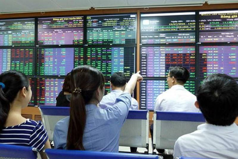 Nhà đầu tư tại một phiên giao dịch Sở giao dịch chứng khoán Thành phố Hồ Chí Minh (HoSE).