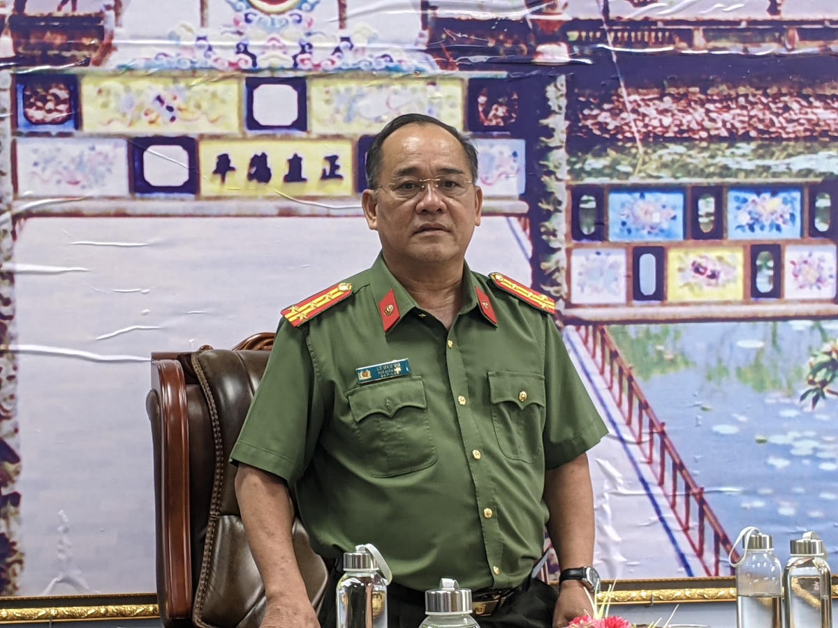 Đại tá Lê Văn Vũ, Phó Giám đốc Công an tỉnh Thừa Thiên - Huế chủ trì buổi thông báo kết quả điều tra ban đầu vụ án tham ô tài sản tại Cảng hàng không quốc tế Phú Bài.