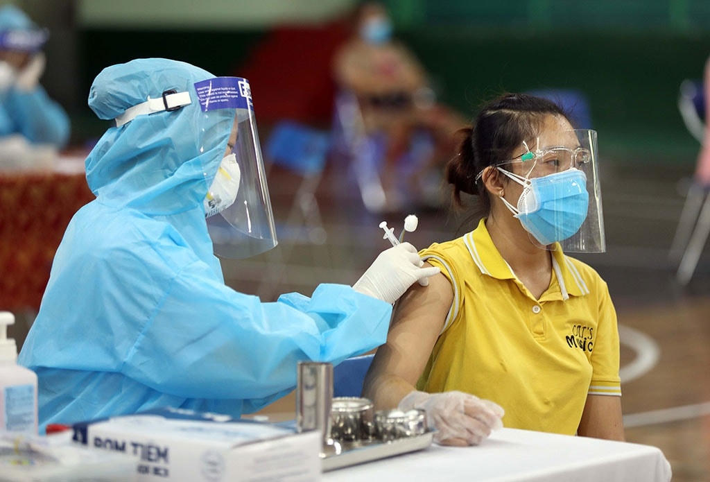 TP HCM tiêm vaccine cho tài xế xe công nghệ, người giao hàng (shipper).