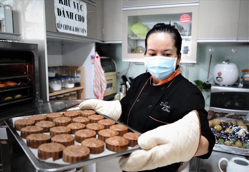 Những ngày Thành phố thực hiện giãn cách xã hội, tiệm bánh của chị Dung vẫn "đỏ lửa" cho ra đời những mẻ bánh gửi tặng các bệnh nhi, lực lượng y, bác sĩ tuyến đầu tham gia vào công tác chống dịch. Ảnh: NVCC.