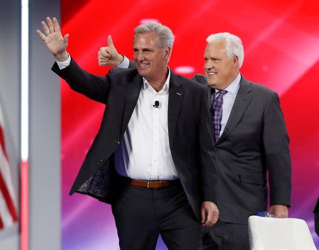 Lãnh đạo phe thiểu số Hạ viện Kevin McCarthy (trái).   