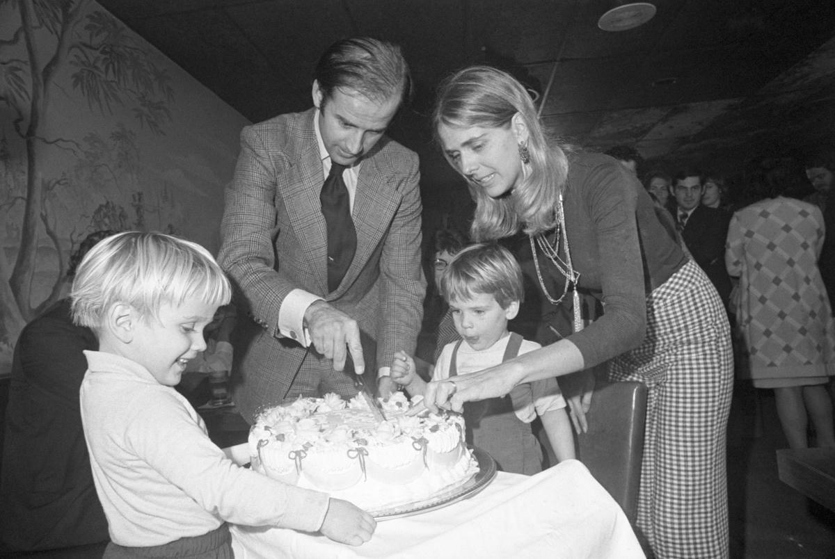 Joe Biden, bà Neilia và các con trong một bức ảnh năm 1972, trước khi vợ và con gái út qua đời trong một vụ tai nạn. (Ảnh: AFP).