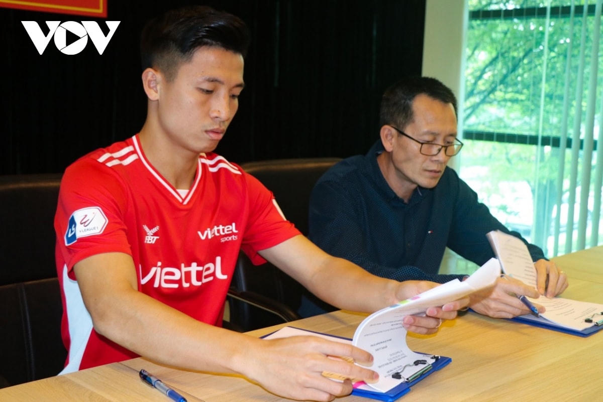 Bùi Tiến Dũng chính thức ký hợp đồng dài hạn cùng Viettel FC.  