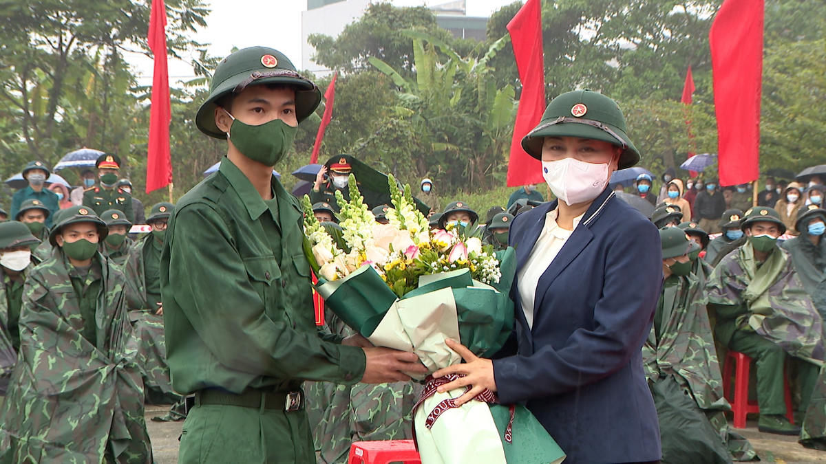 Bà Nguyễn Thị Thu Hà, Bí thư Tỉnh uỷ Ninh Bình động viên, tặng qua các tân binh trước giờ lên đường nhập ngũ.