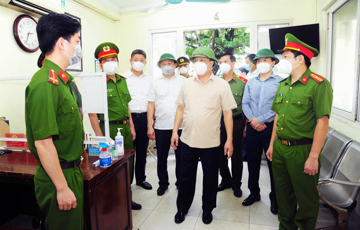 Bí thư Thành ủy Đinh Tiến Dũng kiểm tra tại phòng trực ban Công an phường Văn Miếu.