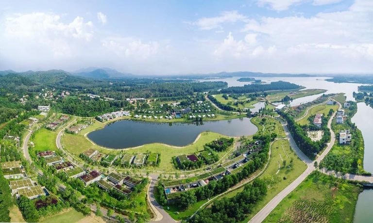 Hồ Đại Lải đẹp ngất ngây qua góc nhìn từ trên cao. Nguồn: motogo.