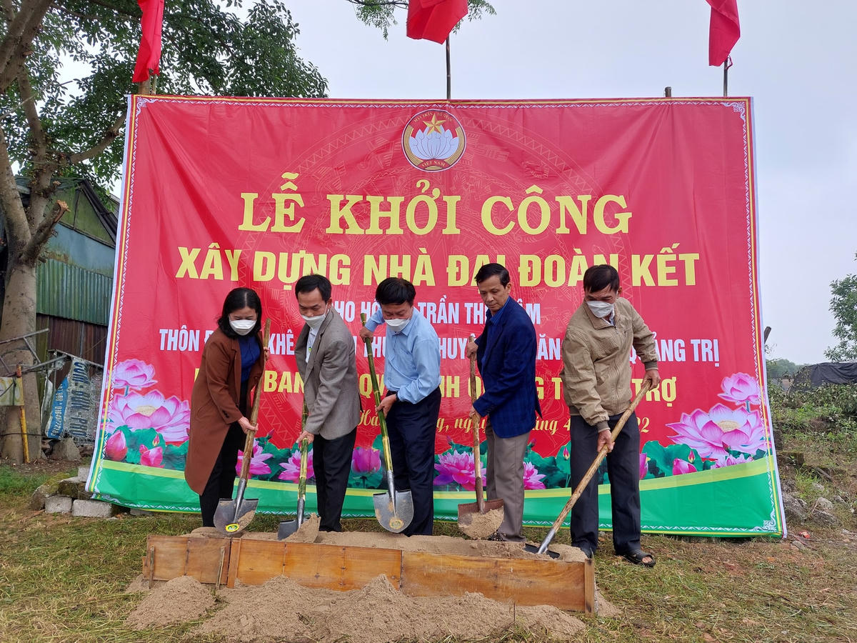 Ủy ban MTTQ tỉnh Quảng Trị tổ chức lễ khởi công nhà Đại đoàn kết cho bà Trần Thị Trâm.