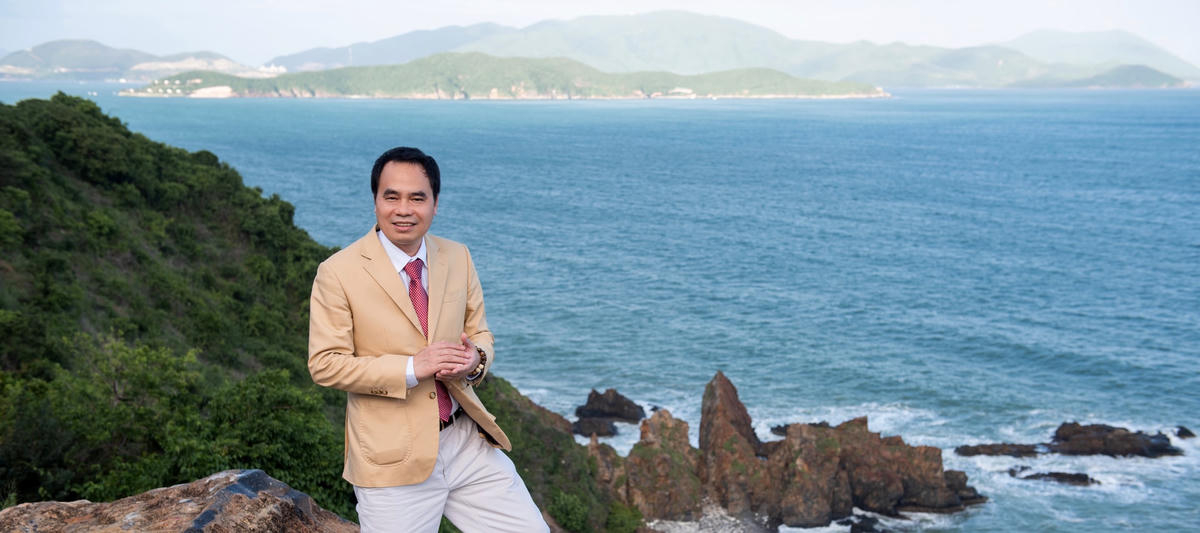 Ông Nguyễn Văn Tưởng (Chủ tịch Trầm Hương Khánh Hòa) bên bờ biển Nha Trang.