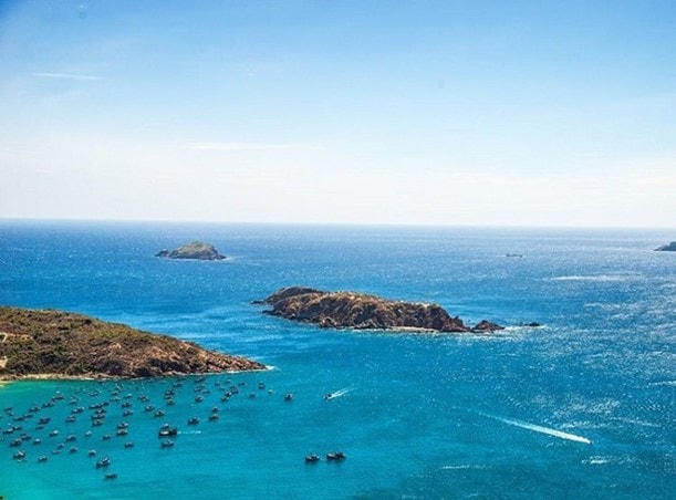 Hòn Sẹo hoang sơ nằm giữa biển xanh .Ảnh sưu tầm