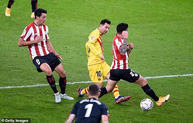 Messi dứt điểm gọn gàng nâng tỷ số lên 2-1 cho Barcelona ở phút 38.