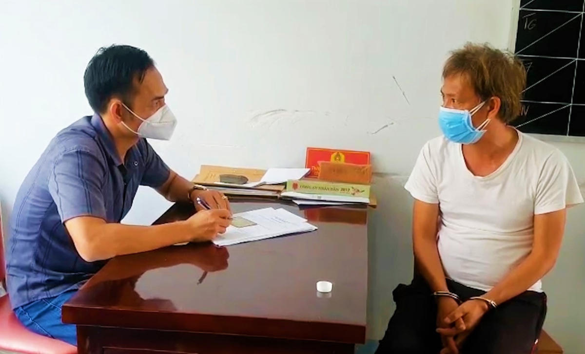 Điều tra viên đang lấy lời khai đối tượng Nguyễn Thanh Anh.