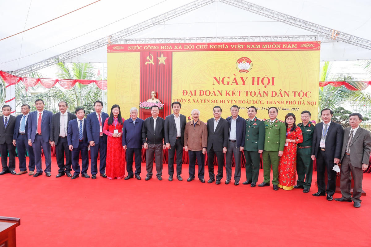 Tổng Bí thư Nguyễn Phú Trọng chụp ảnh lưu niệm với các đại biểu dự Ngày hội.