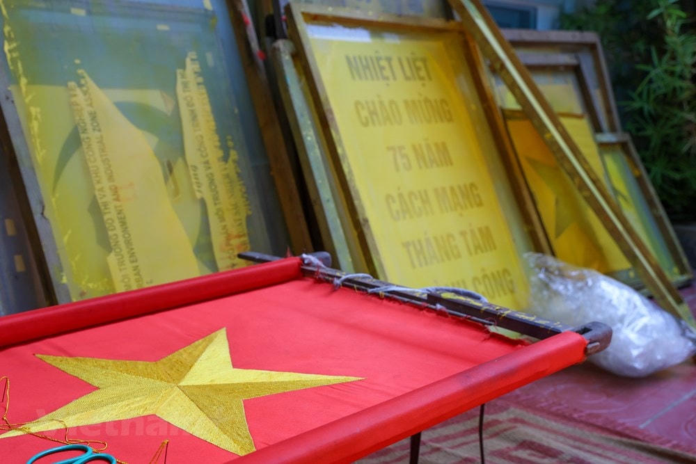 Trải qua nhiều thăng trầm song những người dân làng Từ Vân vẫn duy trì công việc thêu và may những lá cờ Tổ quốc cung cấp cho khắp trong và ngoài nước. (Ảnh: Minh Sơn/Vietnam+).