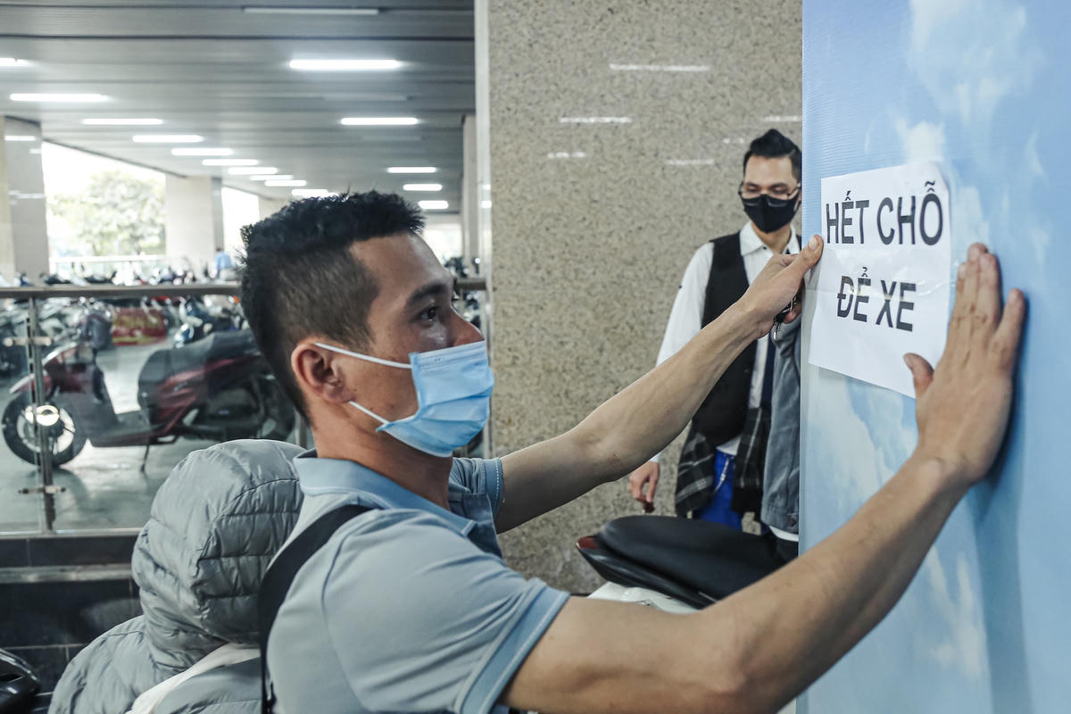 Đến 15 giờ nhà ga không còn chỗ để xe, nhân viên phải dán giấy thông báo cho hành khách.