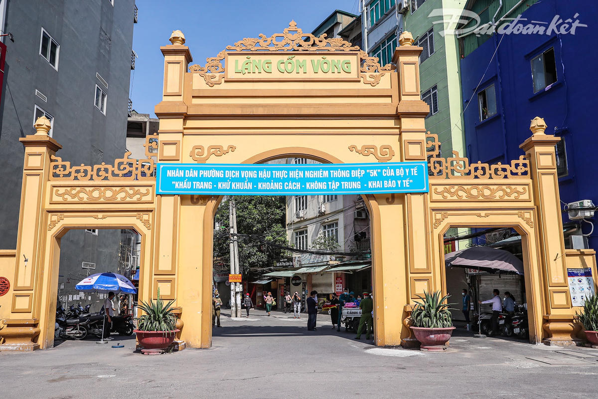 Cổng Làng Cốm Vòng, phường Dịch Vọng Hậu là địa điểm trao trợ cấp hỗ trợ người lao động không có giao kết bị mất việc làm do ảnh hưởng của dịch Covid-19.
