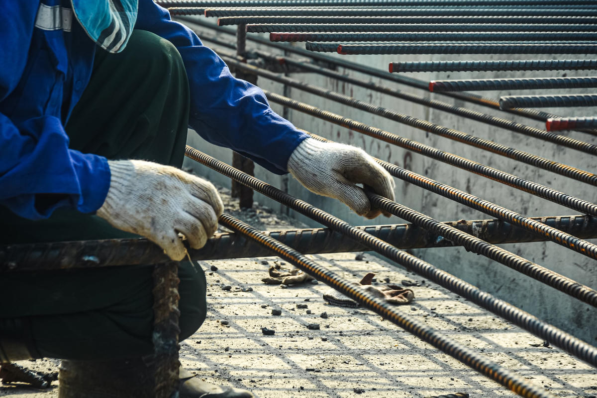 Theo ghi nhận của PV, hàng trăm công nhân đang hối hả thi công hạng mục đan sắt để chuẩn bị tiến hành đổ bê tông.