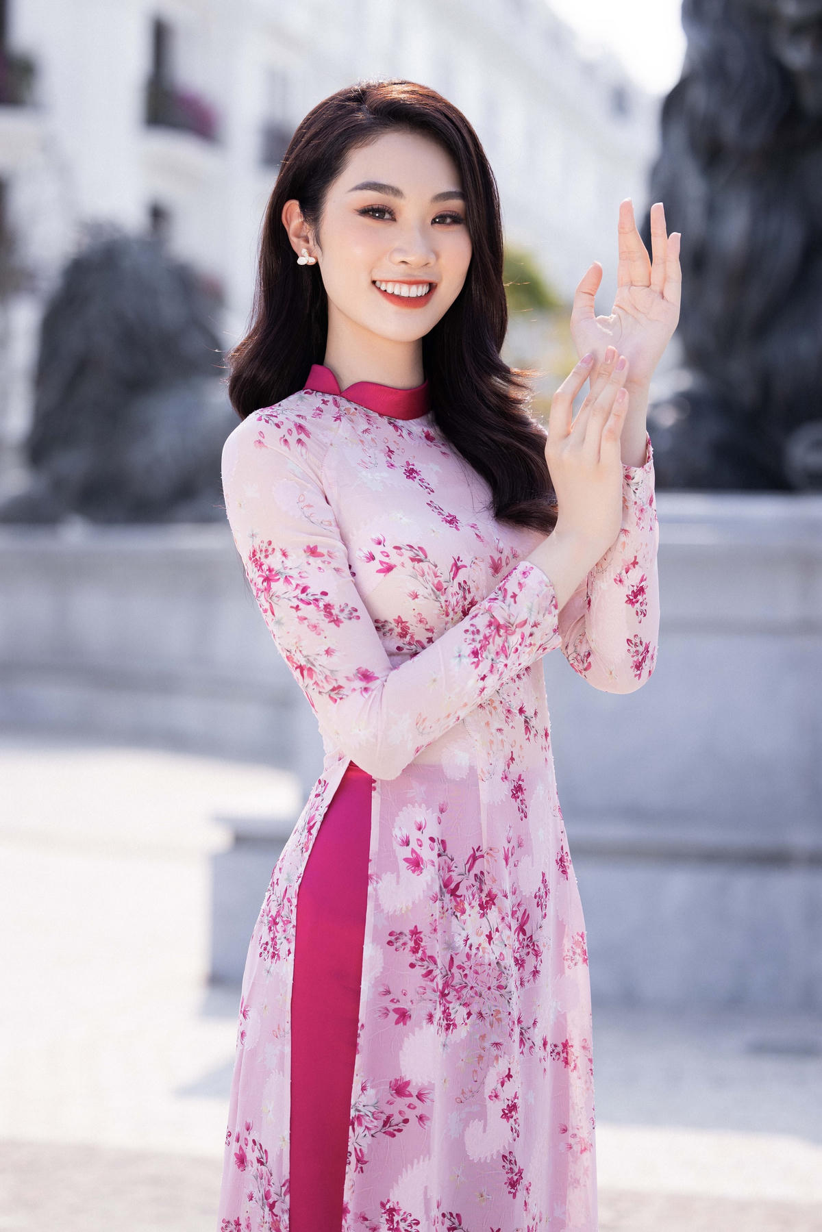 Thí sinh Miss World khoe dáng với tà áo dài hoa nhí độc đáo trước thềm chung khảo "Miss World Việt Nam 2022".