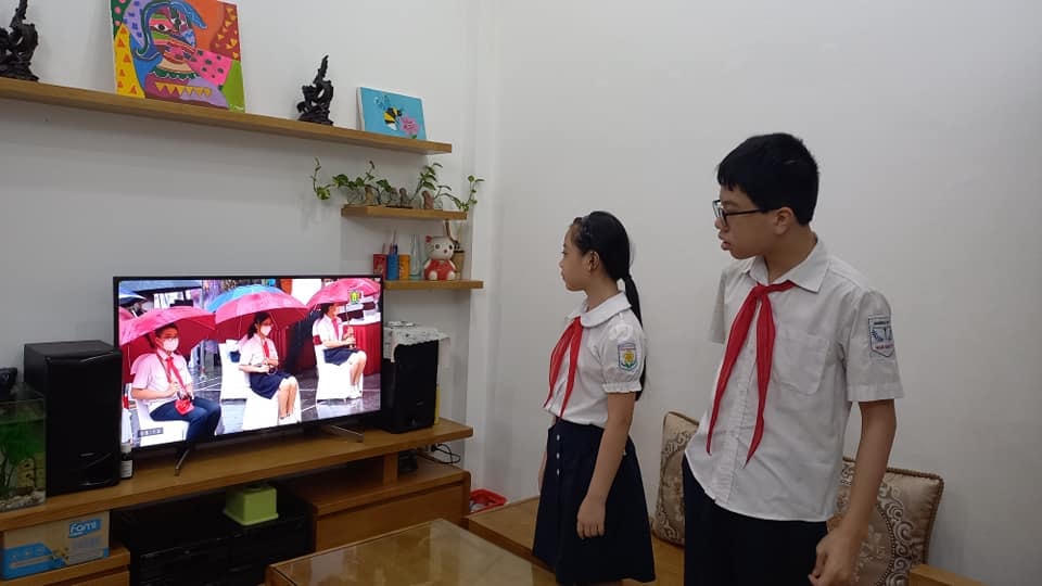 Học sinh Hà Nội dự khai giảng trực tuyến qua truyền hình. Ảnh minh họa.
