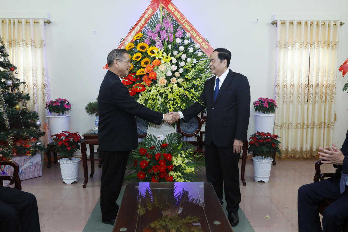 Chủ tịch Trần Thanh Mẫn tặng hoa, chúc mừng Giám mục Vũ Đình Hiệu nhân lễ Giáng sinh. Ảnh: Quang Vinh.