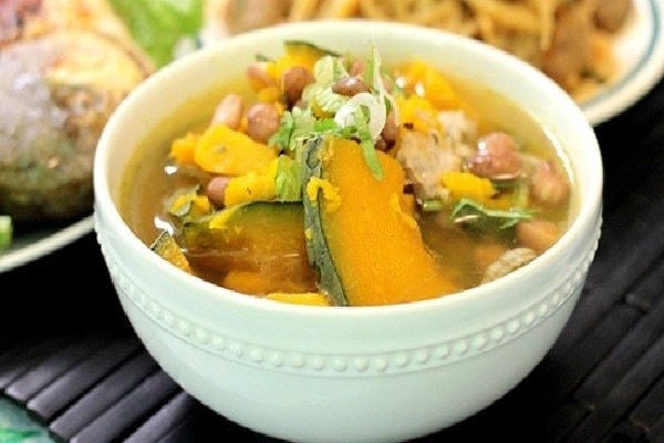Canh bí đỏ nấu thịt - một trong những món ăn bổ dưỡng cho người già. (Ảnh minh hoạ)