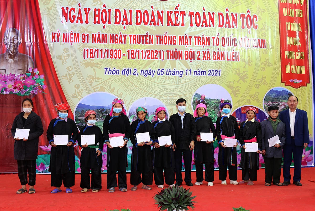 Ban Vận động Quỹ “Vì người nghèo” huyện Bắc Hà tặng quà 10 hộ gia đình thuộc diện nghèo của thôn Đội 2.