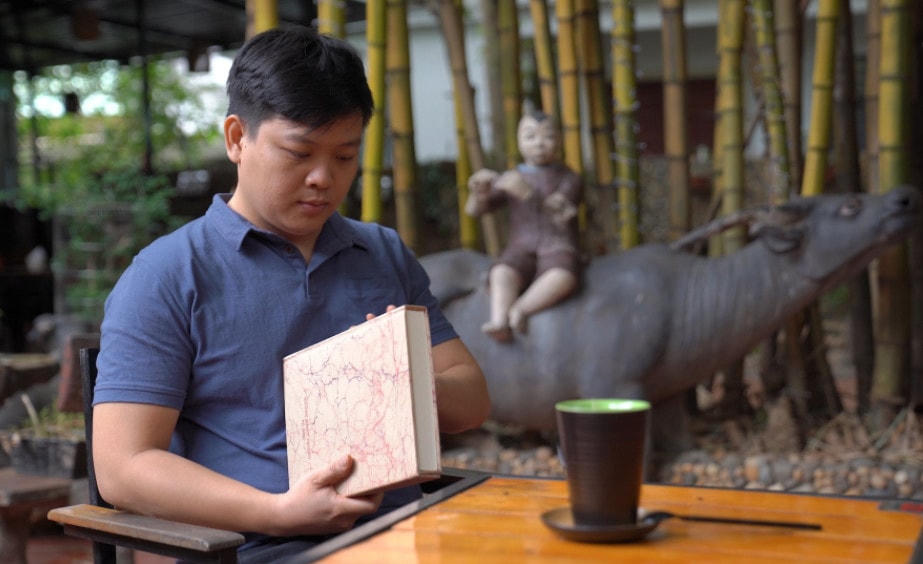 Phiên bản bìa lụa thủy ấn khổ to và phiên bản miniature book (vi quyển) được độc giả chú ý bởi vì đã sử dụng chất liệu lụa truyền thống để làm bìa sách.