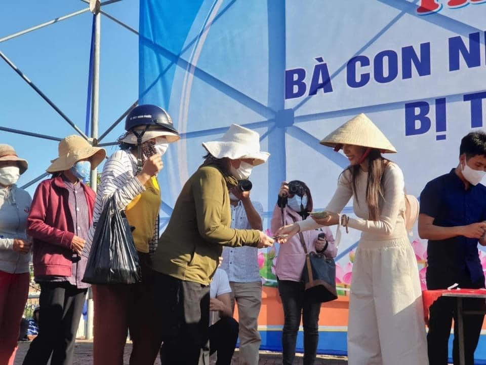 Ca sĩ Thủy Tiên trao tận tay tiền hỗ trợ cho người dân Quảng Ngãi.