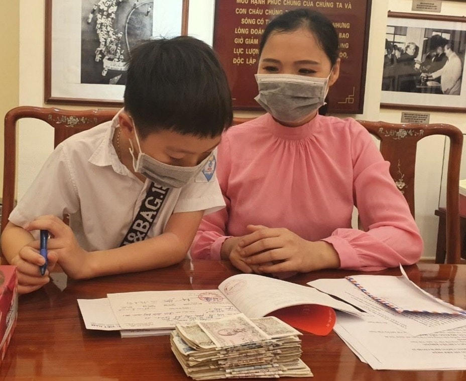 Cậu bé Lê Minh Tuệ cùng mẹ đến trụ sở MTTQ Việt Nam để quyên góp số tiền tiết cho quỹ chống dịch Covid-19.