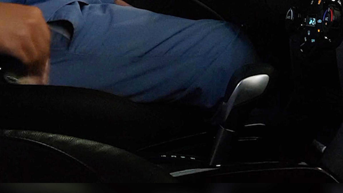 Cán bộ trung tâm đăng kiểm xe cơ giới 2903V – Hà Nội (số 3 Láng Thượng, Đống Đa, Hà Nội) nhanh tay nhặt tờ 200 ngàn trong hộc cốc (sales để sẵn) nhét vào tùi quần.