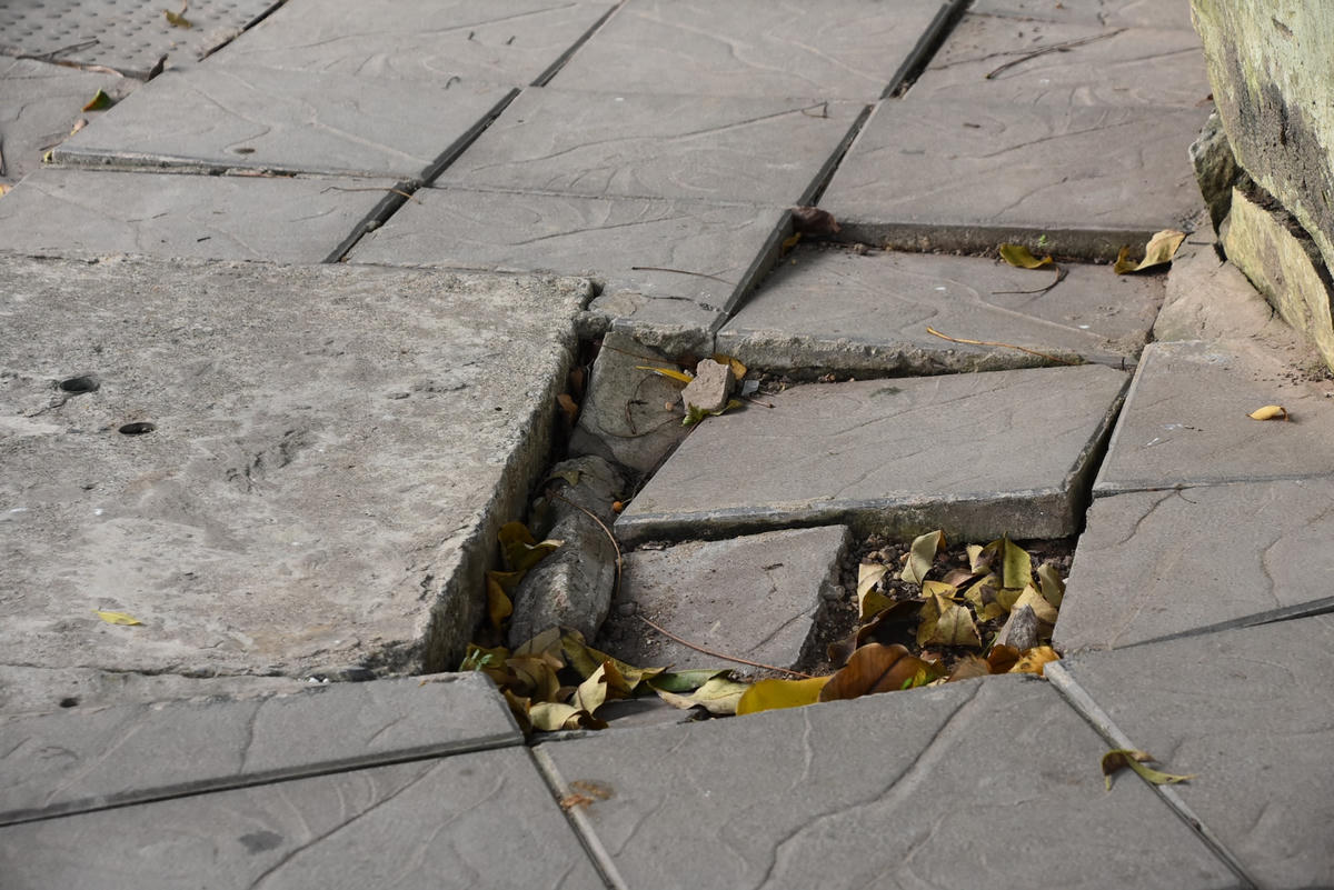 [ẢNH] Công viên Cầu Giấy: Gạch đá nham nhở, khu vui chơi cho trẻ hư hỏng nặng