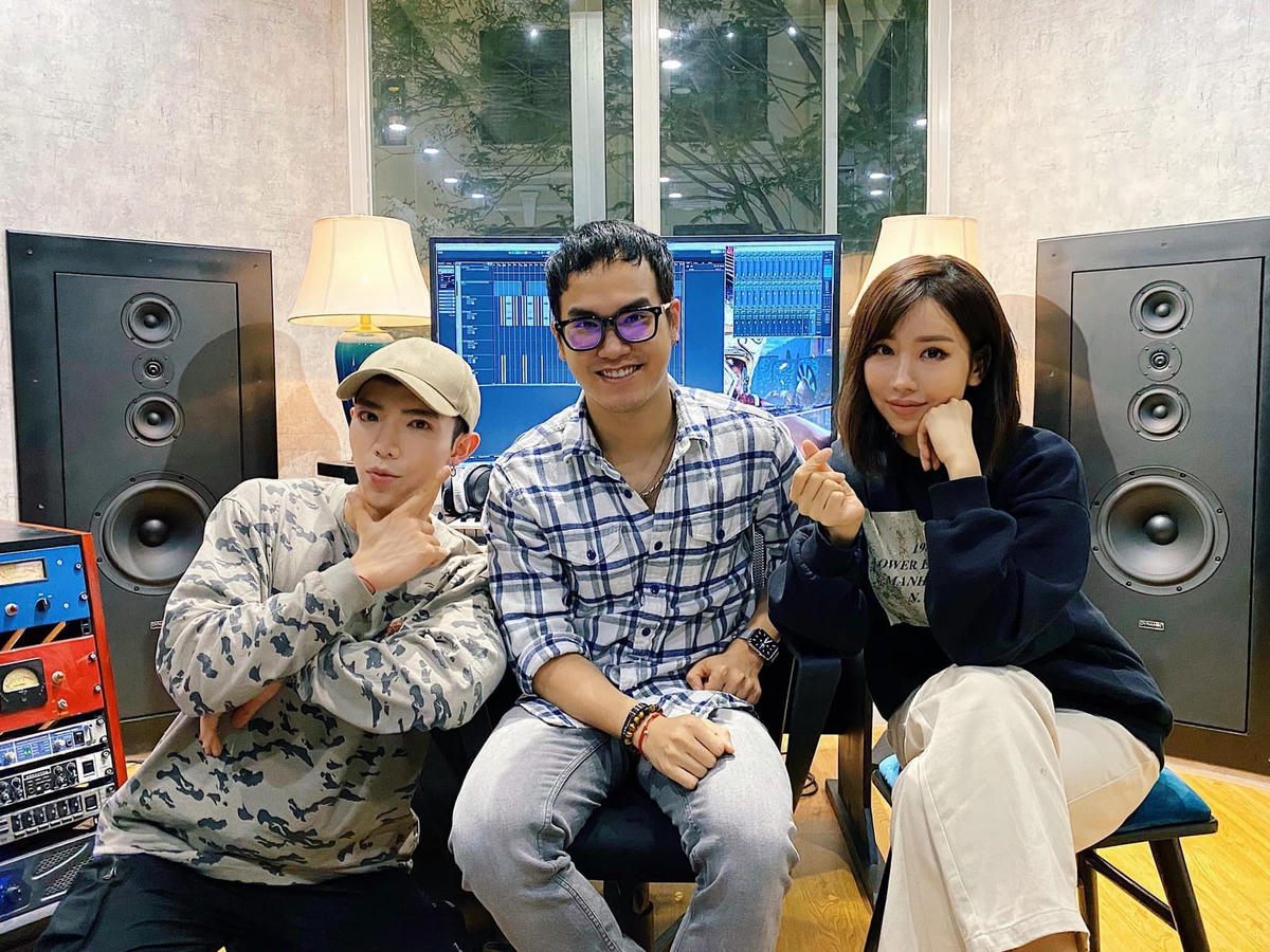 Nhạc sĩ Khắc Hưng đăng ảnh cũ của team Ghen Cô Vy với mong muốn covid sớm biến mất khỏi thế giới này.