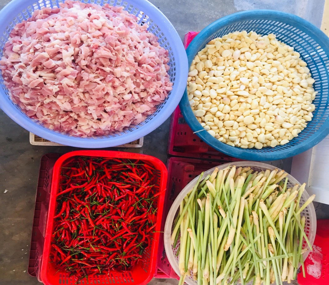 Ngoài chế biến cá, người dân xã Phú Hải còn làm thêm món thịt kho ruốc sả, ủng hộ những sản phẩm đậm chất vùng quê biển như ruốc, nước mắm cho người dân vùng dịch ở TP Hồ Chí Minh.