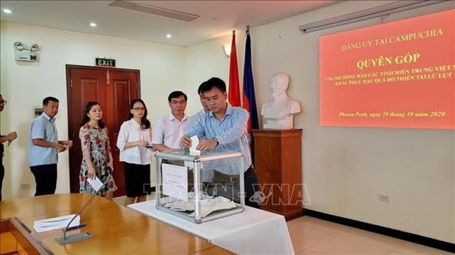 Cán bộ, nhân viên Đại sứ quán, cộng đồng doanh nghiệp và bà con Việt kiều, các nhà hảo tâm tại Campuchia quyên góp ủng hộ đồng bào miền Trung. Ảnh: Nguyễn Vũ Hùng/PV TTXVN tại Campuchia.