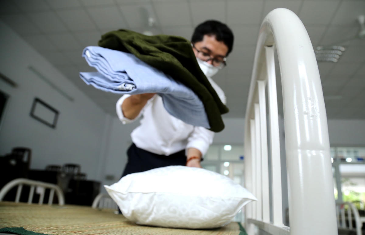 Chuẩn bị, sắp xếp giường chiếu, mùng mền đón bệnh nhân Covid-19 vào điều trị .