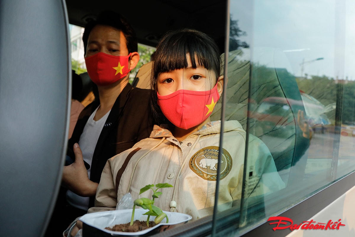 Hai bố con em Cao Khánh Linh, học sinh lớp 3E trường tiểu học Xuân Phương rất vui mừng được trở về nhà cùng với gia đình sau thời gian cách ly.