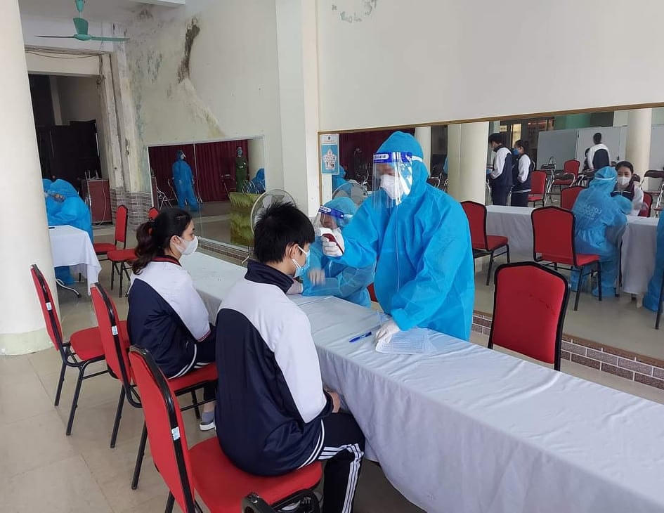 Việc tiêm vaccine cho nhóm người từ 12 đến 17 tuổi, chủ yếu là học sinh đã và đang được Nam Định trển khai.