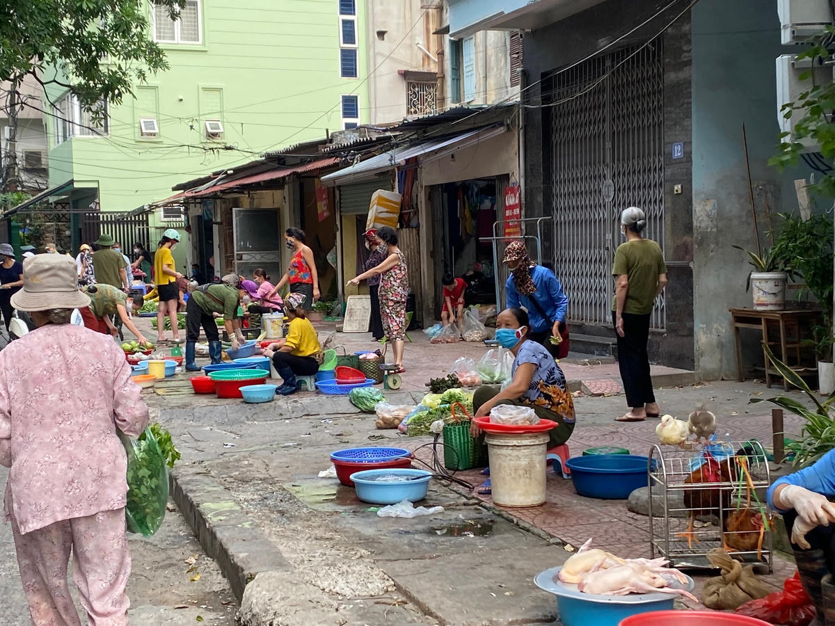 Tại khu chợ phố Hoa Bằng (quận Cầu Giấy), lực lượng tổ dân phố liên tục đi nhắc nhở người bán, người mua giữ khoảng cách. Những người bán hàng cũng được yêu cầu ngồi giãn cách. 