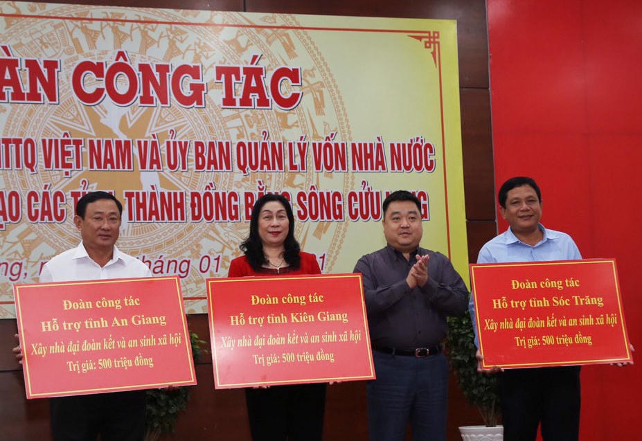 Chủ tịch UBMTTQ Việt Nam tỉnh Kiên Giang Lê Thị Vệ tiếp nhận nguồn hỗ trợ xây dựng nhà Đại đoàn kết cho người dân.