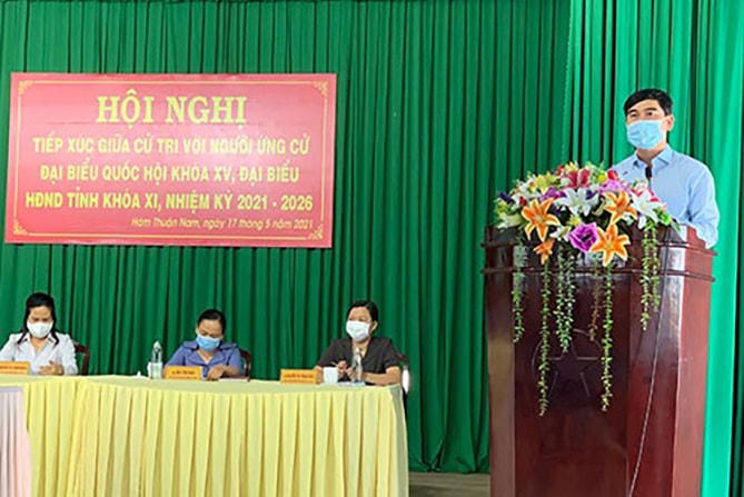 Các ứng cử viên trình bày chương trình hành động.