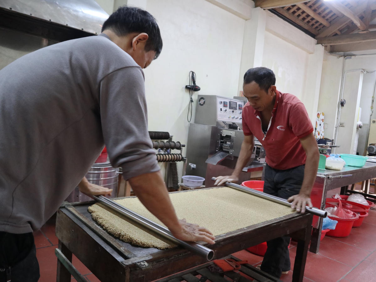 Kẹo lạc được sản xuất với nhiều công đoạn tỉ mỉ và kì công.