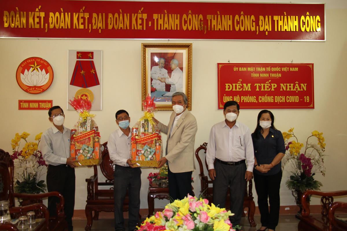  MTTQ Việt Nam tỉnh Ninh Thuận, thăm chúc mừng ông Lê Văn Phúc, Phó Chủ tịch thường trực Ủy ban Đoàn kết công giáo tỉnh Ninh Thuận; ông Trần Thành Tâm, Ủy viên thường trực Ủy ban MTTQ Việt Nam tỉnh Ninh Thuận.