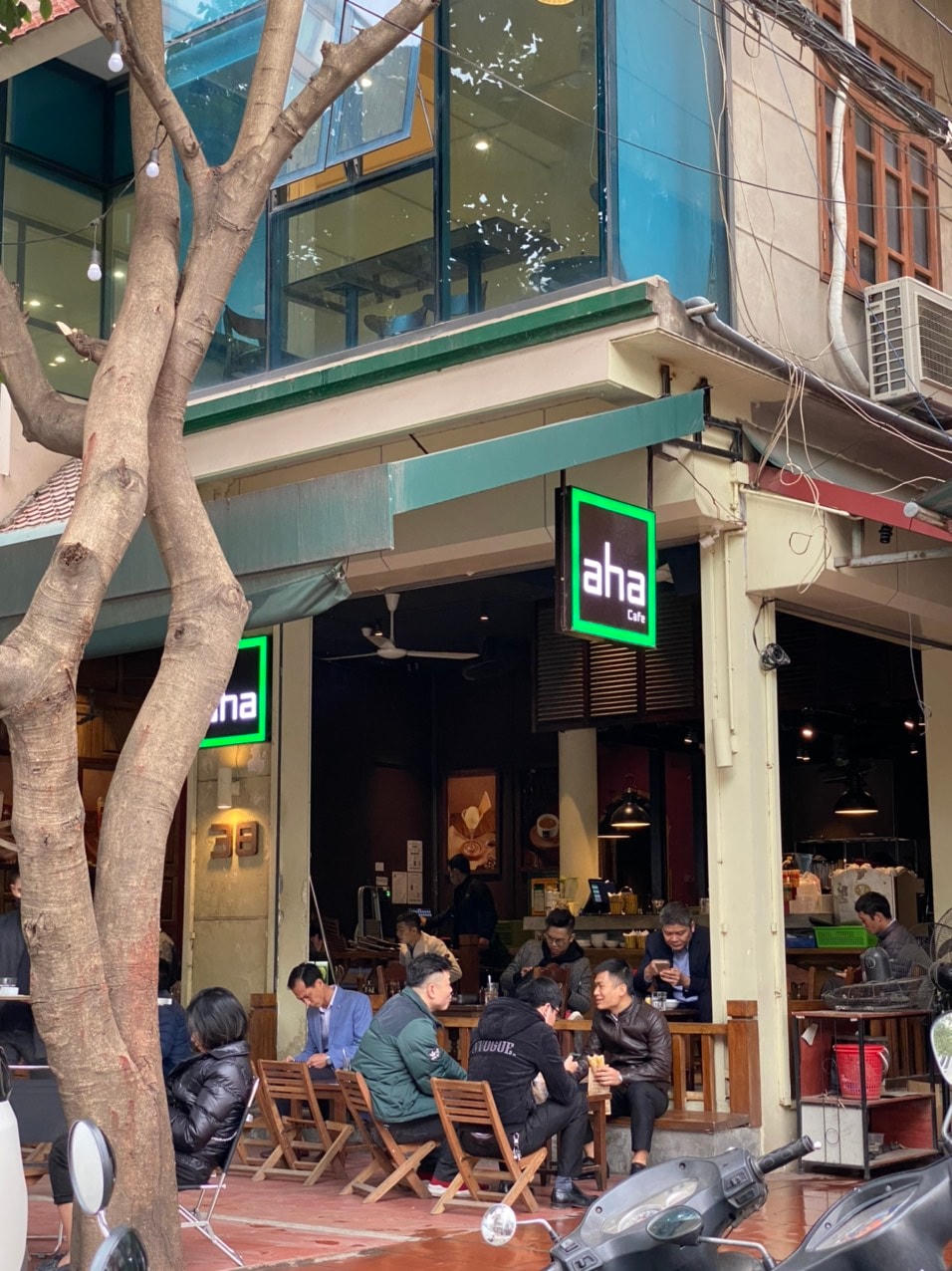 Quán cafe AHA bên phía đường Duy Tân cũng đã rất đông khách từ 8h00 sáng nay. Ảnh: Lan Anh.