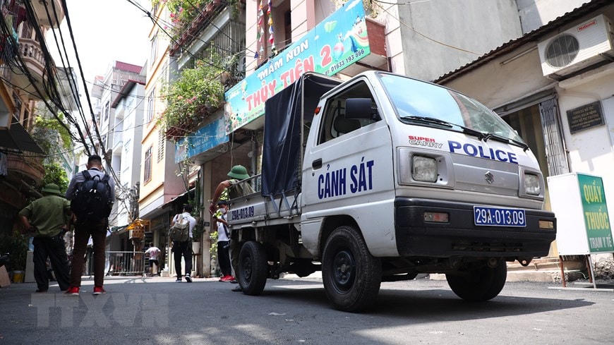[ẢNH] Hà Nội: Phong tỏa nơi ở của ca nghi nhiễm Covid-19 tại Mễ Trì