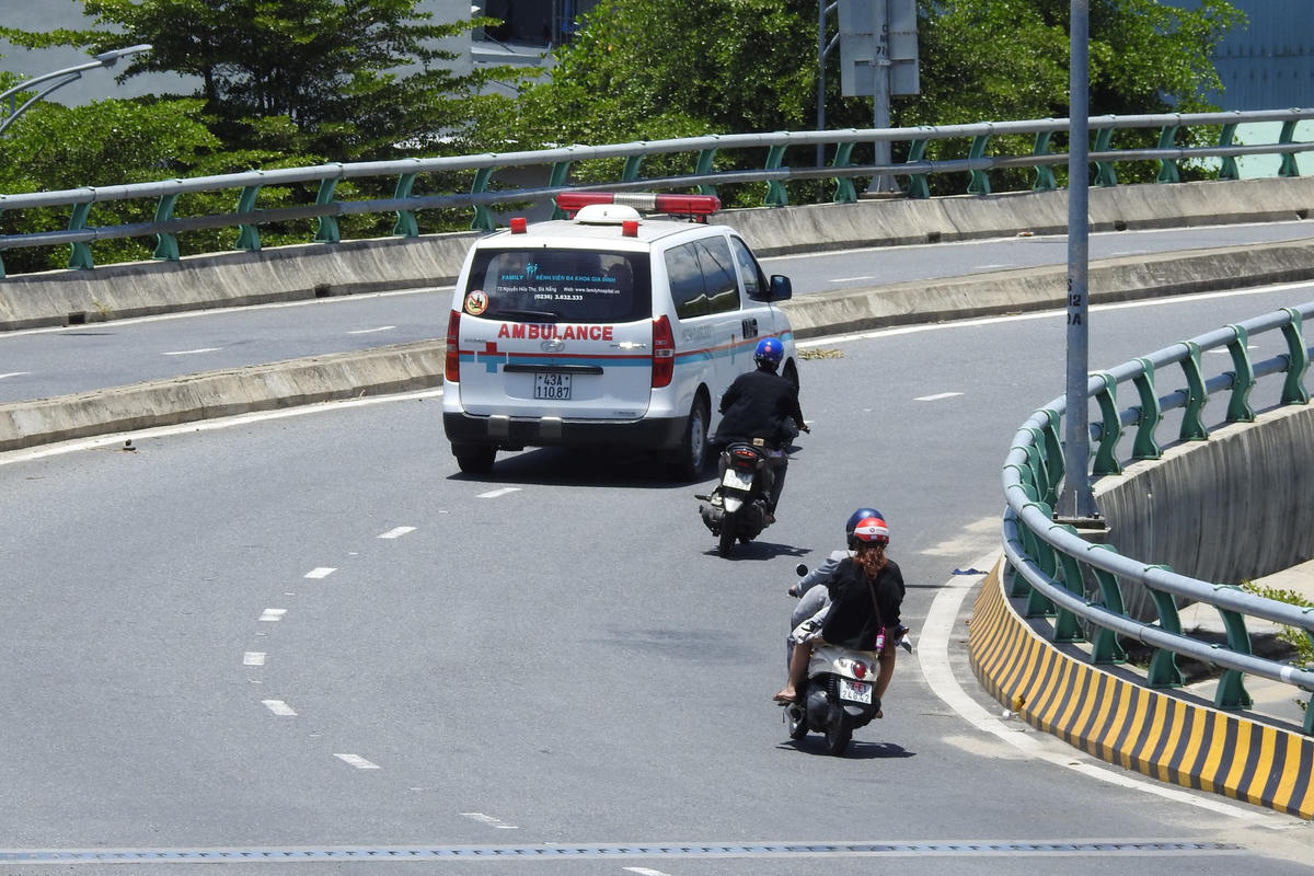 Xe cứu thương vẫn hối hả trên nhiều tuyến đường.Ảnh: Bình Nguyên.
