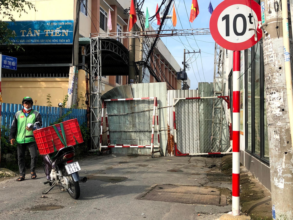 Một chốt chặn nằm trên tuyến quốc lộ 22 đi qua huyện Hóc Môn. Trong con hẻm này có hàng trăm hộ dân và mọi người đều thống nhất rào hẻm bằng nhiều loại vật liệu như tôn, thép, khung sắt....Tuyến đường Phan Văn Đối nối liền huyện Bình Chánh và huyện Hóc Môn đã bị chặn lại nhiều tháng qua. Bình thường khi vực này luôn ùn tắc kẹt xe khi quanh đây có hàng ngàn công nhân, người lao động làm việc và sinh sống. Toàn bộ các phương tiện không thể di chuyển qua đây.Một chốt chặn trên đường quốc lộ 1A đi qua quận Bình Tân. Chốt được hàn kín bằng tôn và cột thép. Người dân có thể di chuyển qua nhưng khá khó khăn.Một chốt chặn 2 lớp ở Quận 12. Đây là tuyến đường khá lớn nhưng hiện nay người dân không thể di chuyển ra/vào bằng bất cứ phương tiện nào. Các giao dịch mua bán hàng hóa đều thực hiện ở chốt.Một chốt chặn ở phường Tây Thạnh, quận Tân Phú làm bằng các tấm biển quảng cáo và một chiếc xe tải.Chốt chặn ở điểm giao đường Phan Văn Hớn (Quận 12) đoạn giao với quốc lộ 1A bằng rào thép. Đây là tuyến đường huyết mạch ở cửa ngõ phía Tây Nam thành phố. Bình thường luôn ùn tắc kẹt xe nhưng hiện các phương tiện không được phép di chuyển.Một chốt chặn cố định ở uận 3 có người canh gác. Người dân di chuyển ra/vào đều phải có sự cho phép với quy định về giấy tờ, lý do...Chốt chặn một tuyến đường ở thị trấn Hóc Môn. Dù tín hiệu đèn đường vẫn hoạt động nhưng nhiều tháng qua không có bất cứ phương tiện nào có thể di chuyển được.